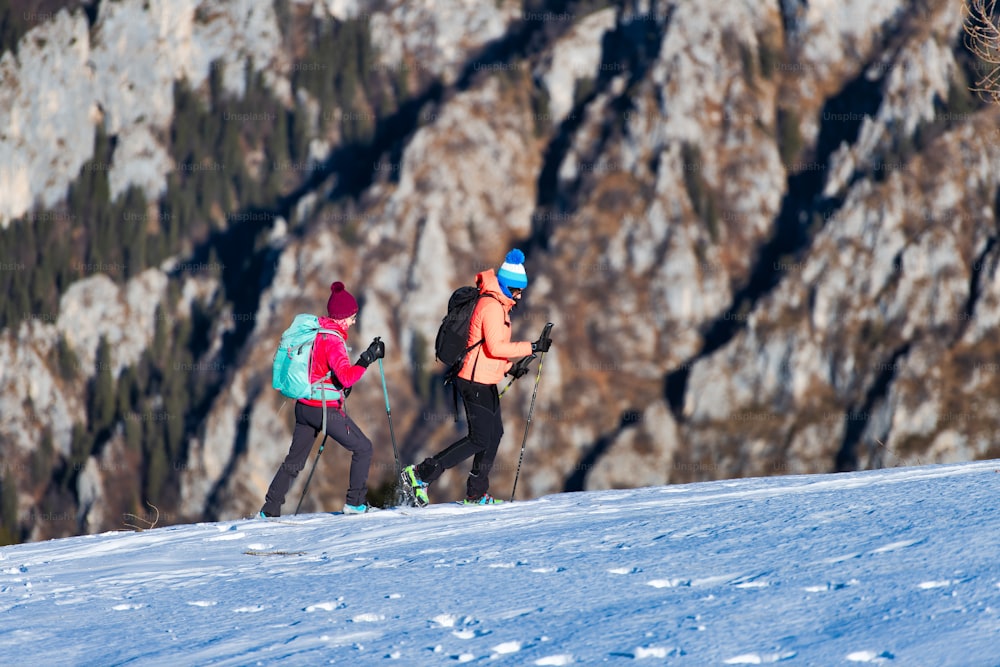 雪の上をスポーツ散歩中の女の子のカップル
