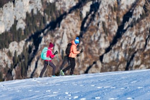 Ein paar Mädchen bei einem Sportspaziergang im Schnee