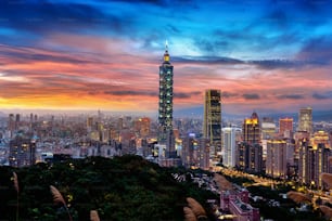 Skyline di Taiwan, bellissimo paesaggio urbano al tramonto.