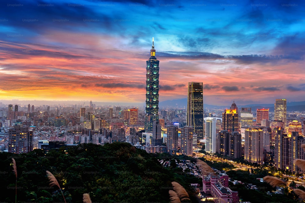 Skyline di Taiwan, bellissimo paesaggio urbano al tramonto.