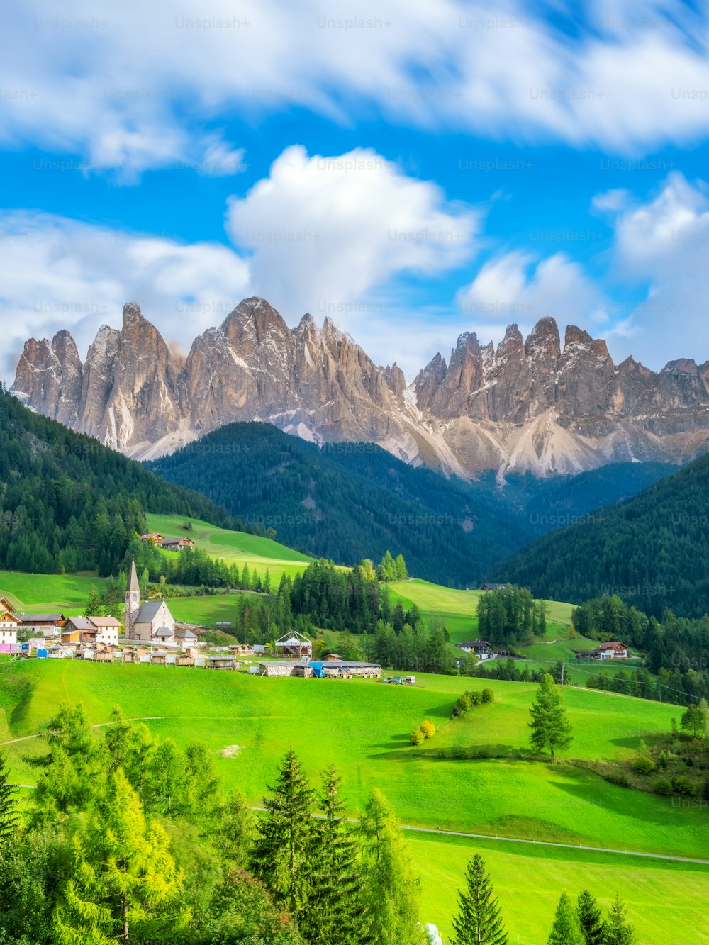 Paysage des Dolomites en Italie à Santa Maddalena ou au village de Sainte-Madeleine avec le groupe des Dolomites de Geisler ou d’Odle. Le magnifique paysage de montagne attire les touristes à se rendre dans les Dolomites, dans le nord de l’Italie.