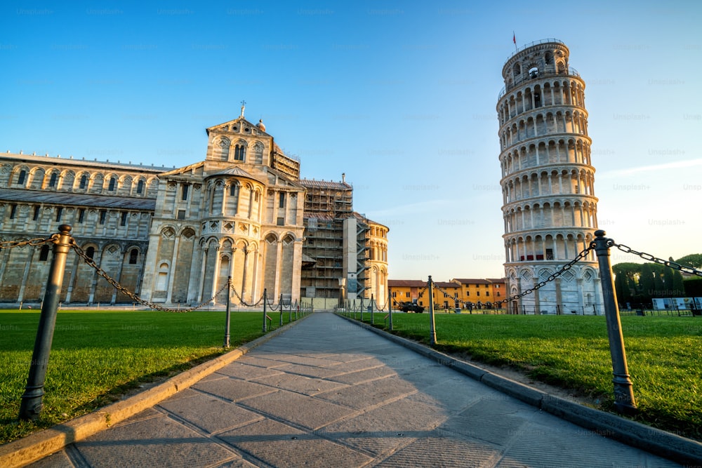 Schiefer Turm von Pisa in Pisa, Italien - Schiefer Turm von Pisa ist weltweit bekannt für seine unbeabsichtigte Neigung und sein berühmtes Reiseziel Italien. Es befindet sich in der Nähe der Kathedrale von Pisa.