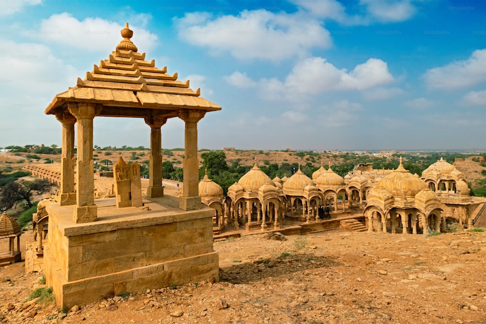 観光名所とラージャスターン州のランドマーク - インドのタール砂漠の砂岩で作られたバダバーグの慰霊碑(ヒンドゥー教の墓の霊廟)。ジャイサルメール、ラージャスターン州、インド