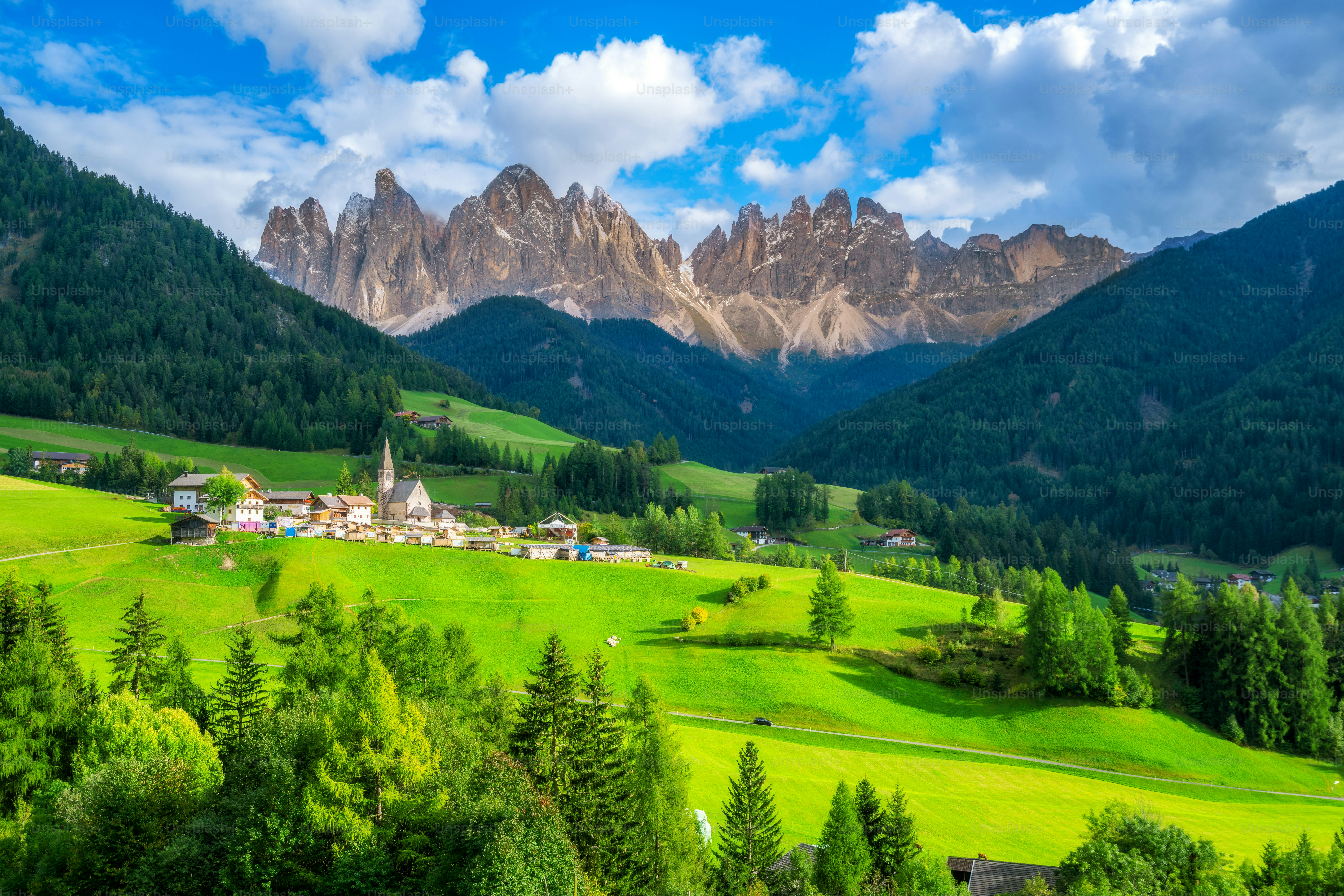 Dolomiten Italien Landschaft bei Santa Maddalena oder St. Magdalena Dorf mit Geisler oder Geisler Dolomitengruppe. Die wunderschöne Berglandschaft lockt Touristen zu Reisen in die Dolomiten in Norditalien.