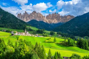 산타 마달레나 또는 가이슬러 또는 오들 돌로미티 그룹이 있는 성 막달레나 마을의 돌로미티 이탈리아 풍경. 아름다운 산 풍경은 이탈리아 북부의 돌로미티로 여행하는 관광객을 끌어들입니다.