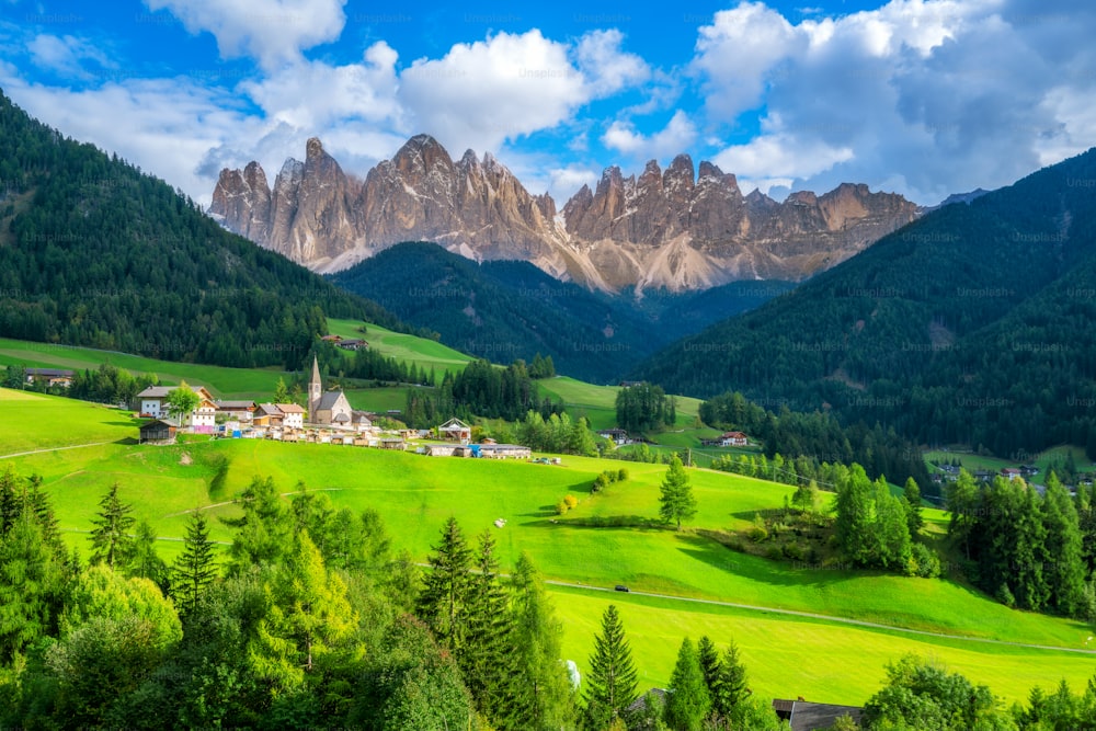 Paisaje de los Dolomitas en el pueblo de Santa Maddalena o Santa Magdalena con Geisler o Odle Dolomites Group. El hermoso paisaje montañoso atrae a los turistas a viajar a los Dolomitas en el norte de Italia.