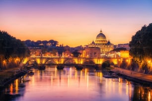 バチカン市国サンピエトロ大聖堂とサンアンジェロ橋とローマイタリア、古代ローマの歴史的建造物の魅力、イタリアの旅行先のテヴェレ川を渡るローマのスカイライン。