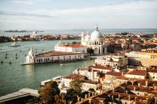 Veduta aerea di Venezia, Italia con vista sul Canal Grande di Venezia e sulla Basilica di Santa Maria della Salute in estate soleggiata. Venezia è una destinazione turistica famosa in Italia per la sua città unica e la sua cultura.
