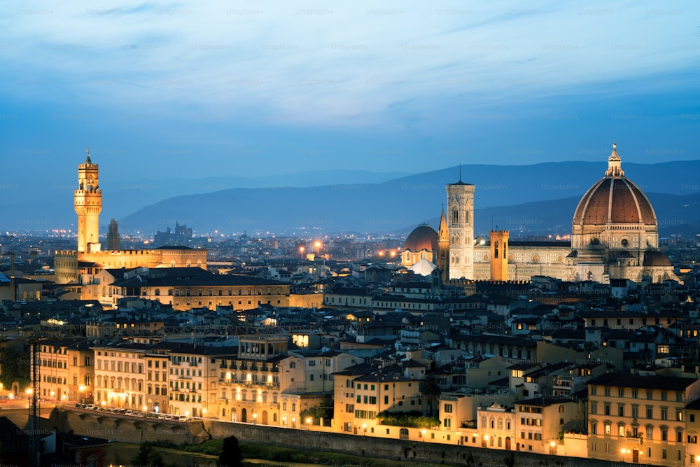 Cattedrale di Santa Maria del Fiore nel centro storico di Firenze, Italia con vista panoramica notturna della città. Il Duomo di Firenze è la principale attrazione turistica della Toscana, in Italia.