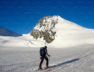 체르마트 근처 스위스 알프스의 림피쉬호른 봉우리로 가는 남자 오지 스키 선수