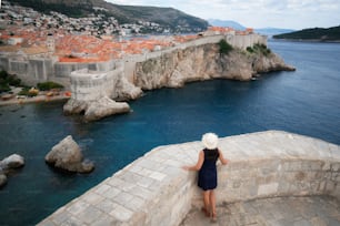 Weibliche Reisende in Dubrovnik Altstadt, in Dalmatien, Kroatien - Das prominente Reiseziel Kroatiens, die Altstadt von Dubrovnik, wurde 1979 zum UNESCO-Weltkulturerbe erklärt.