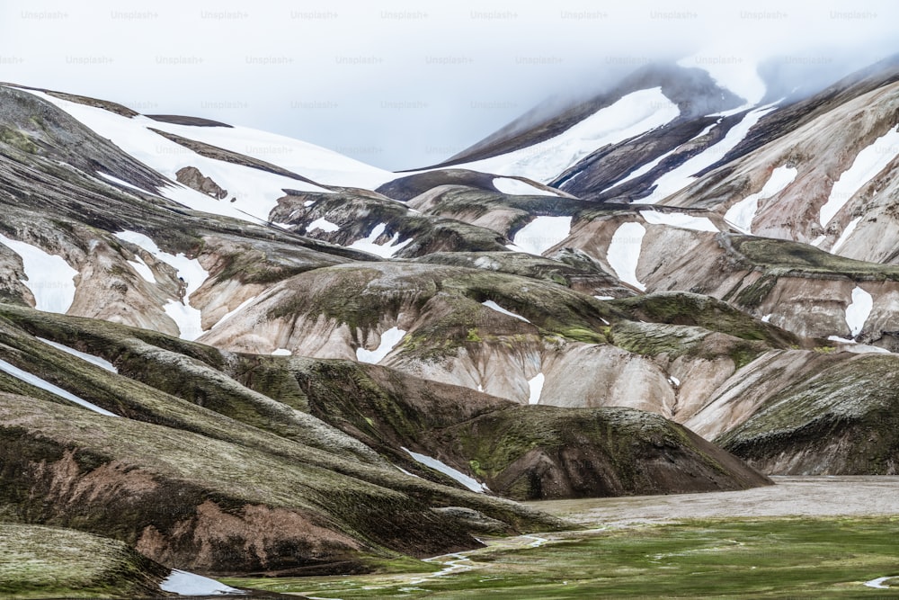Paisagem de Landmannalaugar cenário natural surreal nas terras altas da Islândia, nórdica, Europa. Belo terreno colorido de montanha de neve famoso pela aventura de trekking de verão e caminhada ao ar livre.