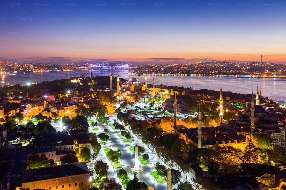 Luftaufnahme der Stadt Istanbul und der Hagia Sophia bei Nacht in der Türkei.