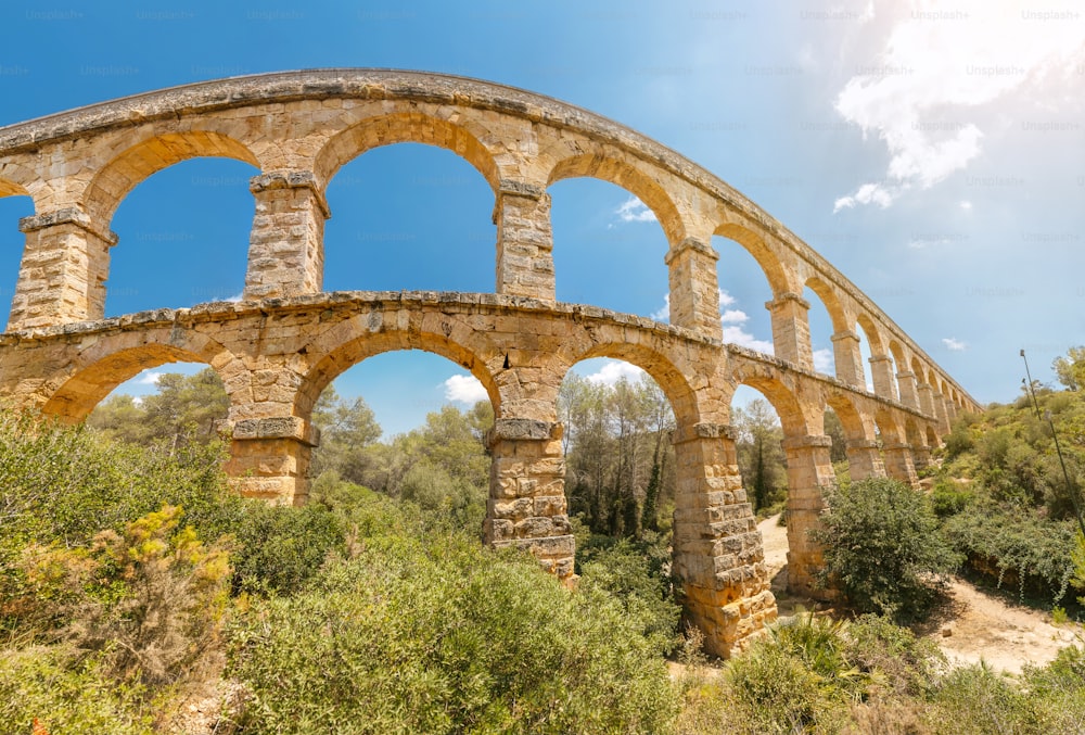Aqueduto Pont Del Diable em Tarragona, marco histórico em Espanha