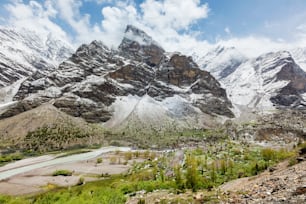 Montañas del Himalaya en el valle de Lahaul, Himachal Pradesh