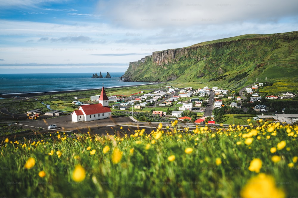 Preciosa ciudad de Vik i Myrdal en Islandia en verano. El pueblo de Vik es el pueblo más meridional de Islandia en la carretera de circunvalación, a unos 180 km al sureste de Reikiavik.