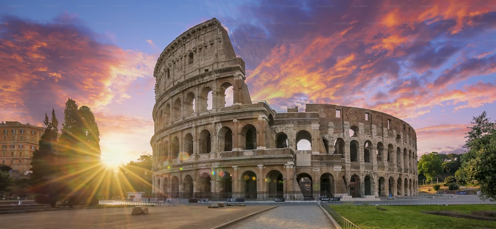 朝日を浴びたローマのコロッセオ、イタリア、ヨーロッパ。