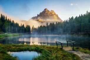 Majestätische Landschaft des Antorno-Sees mit berühmten Dolomiten Berggipfel der Drei Zinnen im Hintergrund in den östlichen Dolomiten, Italien Europa. Wunderschöne Naturlandschaft und landschaftlich reizvolles Reiseziel.