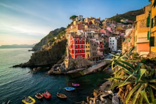 Riomaggiore delle Cinque Terre, Italia - Tradizionale villaggio di pescatori a La Spezia, situato sulla costa della Liguria d'Italia. Riomaggiore è una delle cinque attrazioni turistiche delle Cinque Terre.
