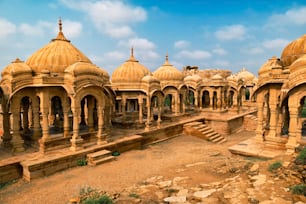 Touristenattraktion und Wahrzeichen von Rajasthan - Bada Bagh Kenotaphen (Hindu-Grabmausoleum) aus Sandstein in der indischen Thar-Wüste. Jaisalmer, Rajasthan, Indien