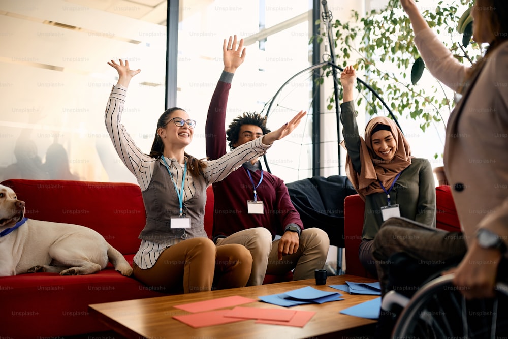 Grupo multirracial de colegas de negócios se divertindo em uma pausa no escritório.