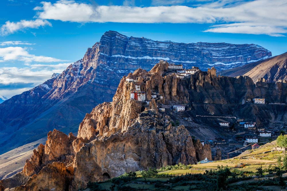 Monasterio de Dhankar encaramado en un acantilado en el Himalaya. Dhankar, Valle de Spiti, Himachal Pradesh, India