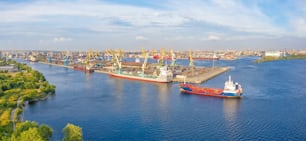 Vista aérea panorâmica do porto industrial da cidade à beira-mar