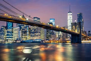 Vista del puente de Brooklyn por la noche, Nueva York, Estados Unidos