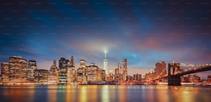 Vista panoramica di New York di notte, USA.
