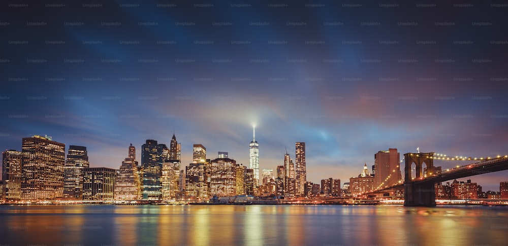 Panoramablick auf New York bei Nacht, USA.