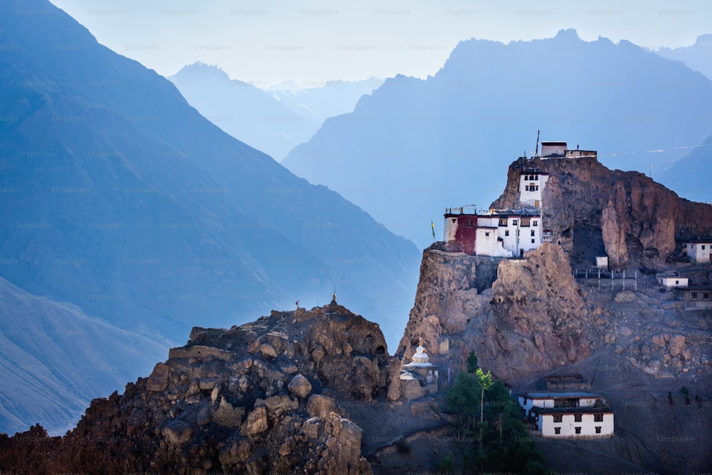 Dhankar gompa (monastère) sur la falaise. Dhankar, vallée du Spiti, Himachal Pradesh, Inde