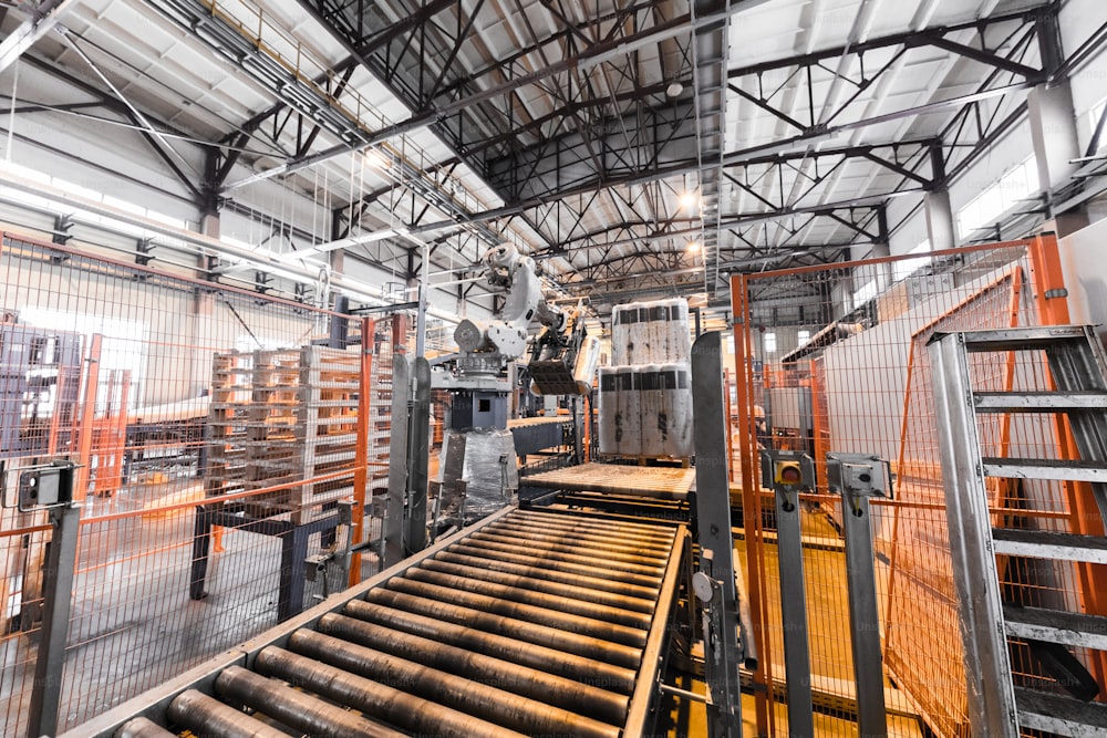 유리 섬유 중공업 기계 금속 가공 작업장 개념을 생산하는 현대 운영 공장 장비 조립 라인.