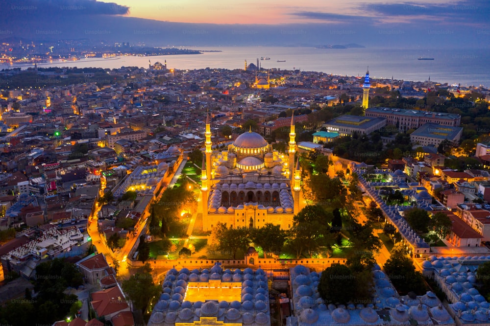 トルコの日の出のイスタンブール市の航空写真。