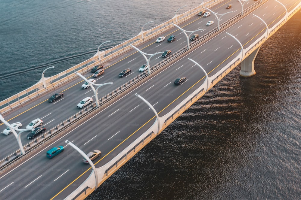 Vista aérea en el puente de tráfico sobre el golfo de la bahía, coches en el puente