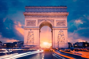 Blick auf den berühmten Arc de Triomphe bei Sonnenuntergang, Paris