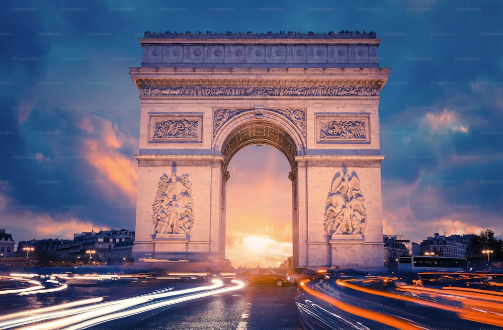 Blick auf den berühmten Arc de Triomphe bei Sonnenuntergang, Paris