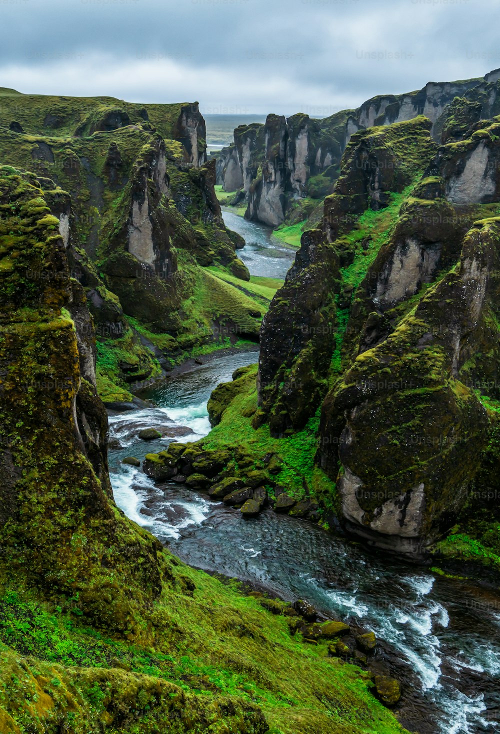 Paisaje único de Fjadrargljufur en Islandia. Destino turístico de primer orden. El cañón de Fjadrargljufur es un enorme cañón de unos 100 metros de profundidad y unos 2 kilómetros de largo, situado en el sureste de Islandia.