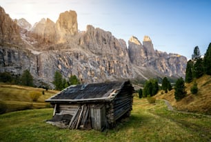 Dolomiti, Italia Paesaggio al Passo Gardena con il maestoso gruppo montuoso del Sella nelle Dolomiti nord-occidentali. Famosa destinazione di viaggio per l'avventura, il trekking, l'escursionismo e le attività all'aria aperta.