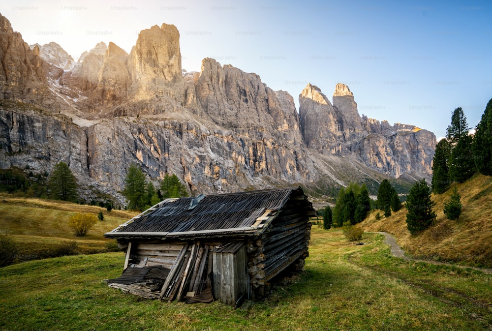 Dolomiten, Italien Landschaft am Grödnerjoch mit majestätischer Sellagruppe in nordwestlichen Dolomiten. Berühmtes Reiseziel für Abenteuer, Trekking, Wandern und Outdoor-Aktivitäten.