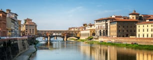 Il Ponte Vecchio di Firenze e lo skyline della citt�à in Italia. Firenze è il capoluogo della regione Toscana dell'Italia centrale. Firenze era il centro dell'Italia, del commercio medievale e delle città più ricche dell'epoca passata.