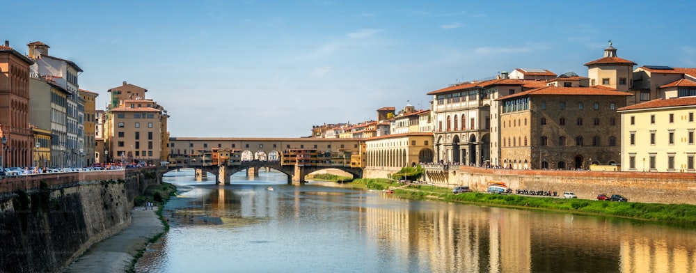 イタリアのフィレンツェ・ヴェッキオ橋と街のスカイライン。フィレンツェはイタリア中部のトスカーナ地方の首都です。フィレンツェは、イタリアの中世の貿易の中心地であり、過去の時代の最も裕福な都市でした。
