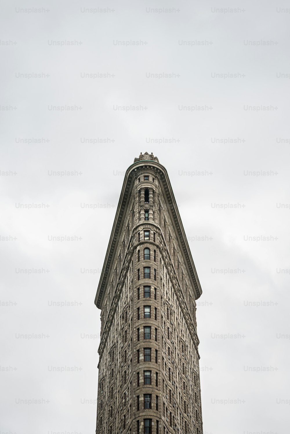 Frontansicht des Flatiron Gebäudes in New York. Ursprünglich als Fuller Building bekannt, wurde es 1902 nach dem Entwurf von Chicagos Daniel Burnham fertiggestellt und wurde zu dieser Zeit eines der höchsten Gebäude der Stadt und einer von nur zwei Wolkenkratzern nördlich der 14th Street.