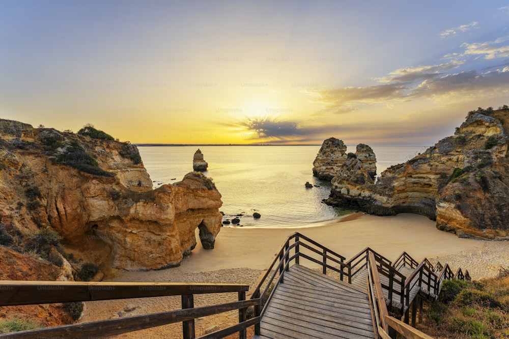 Vue de la plage de Camilo et de l’escalier, au lever du soleil, Algarve, Portugal