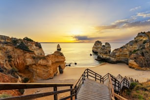 Blick auf Camilo Strand und Treppe, bei Sonnenaufgang, Algarve, Portugal