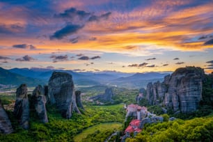 Monasterio de Rousanou y Monasterio de San Nicolás Anapavsa en el famoso destino turístico griego Meteora en Grecia al atardecer