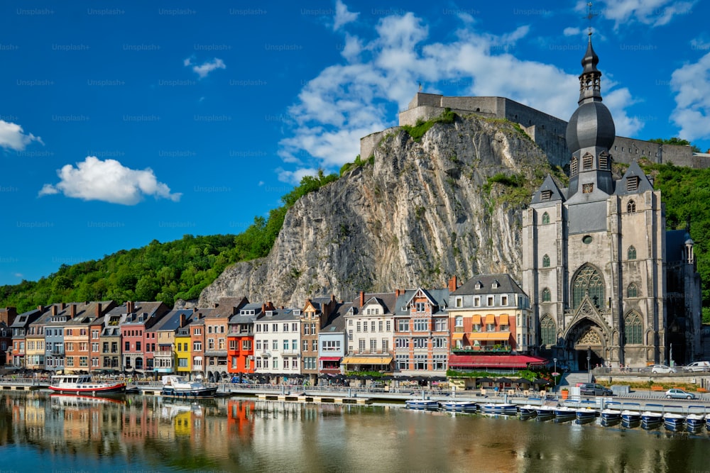 Vista da pitoresca cidade de Dinant, da Cidadela de Dinant e da Igreja Colegiada de Notre Dame de Dinant sobre o rio Mosa. Província belga de Namur, Blegium