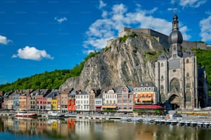 Vista de la pintoresca ciudad de Dinant, la ciudadela de Dinant y la Colegiata de Notre Dame de Dinant sobre el río Mosa. Provincia belga de Namur, Blegium