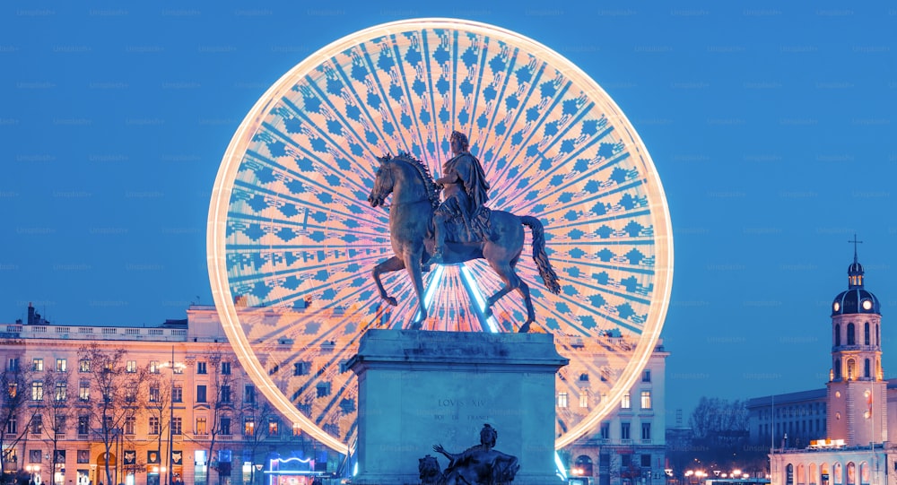 Place Bellecour, estatua del rey Luis XIV de noche, Lyon, Francia