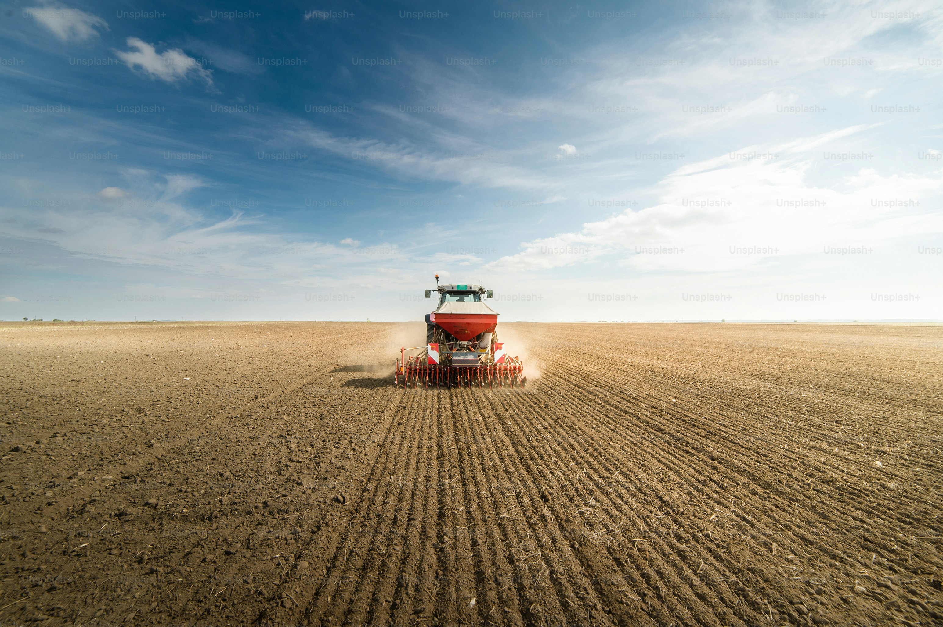 Traktor membajak ladang -menyiapkan lahan untuk disemai