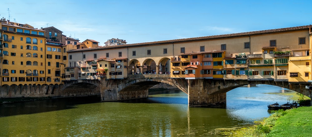 Florence Ponte Vecchio Bridge e City Skyline na Itália. Florença é a capital da região da Toscana, no centro da Itália. Florença foi o centro do comércio medieval da Itália e das cidades mais ricas da época passada.